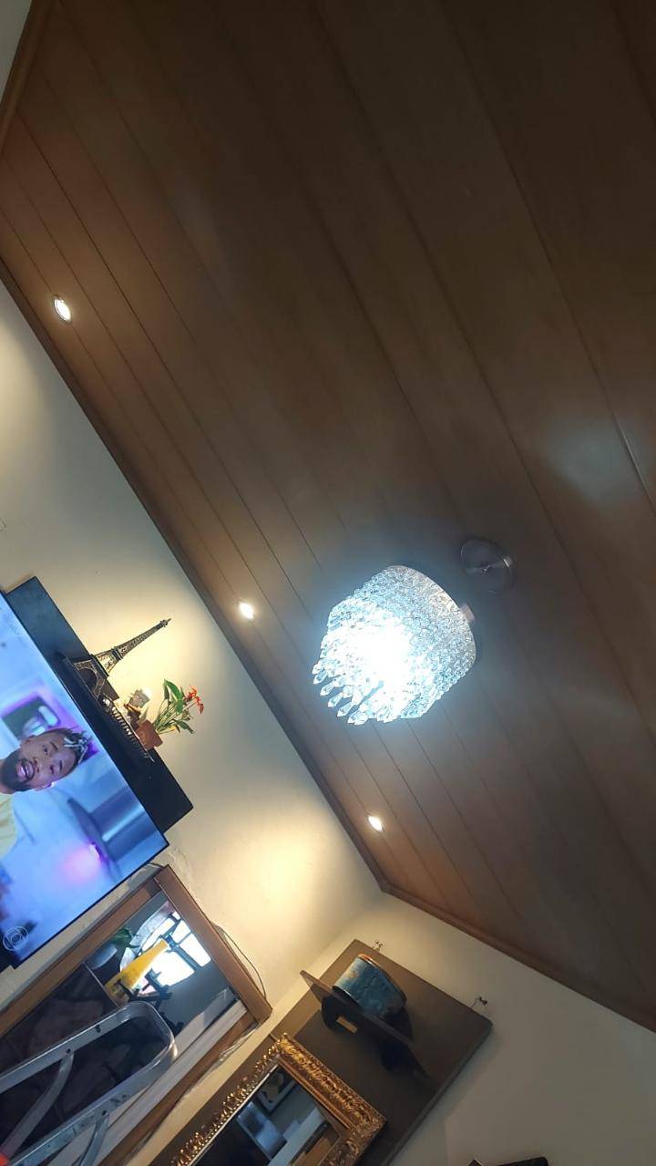 Forro PVC amadeirado com spots em sala residencial