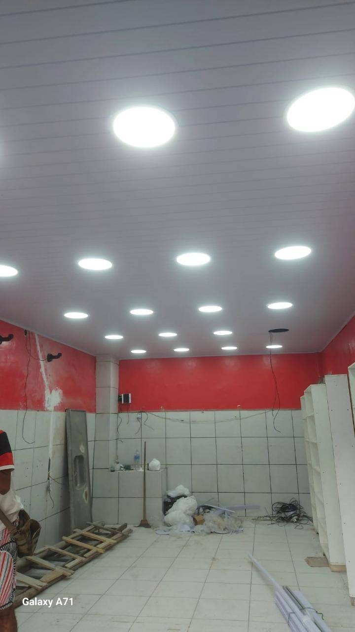 Forro PVC branco instalado em ambiente comercial