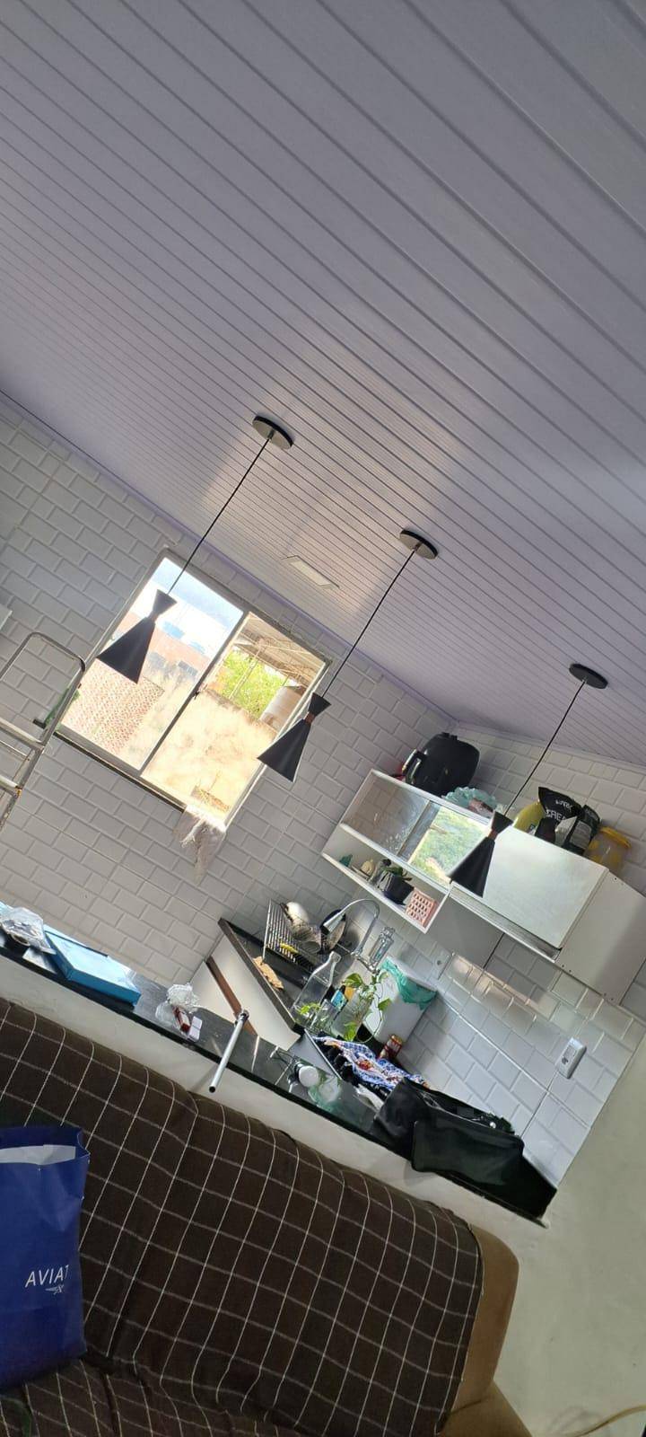 Forro PVC branco em cozinha com pendentes