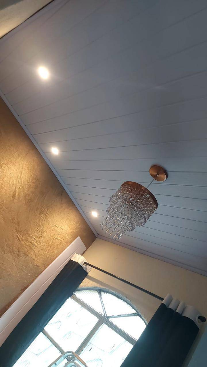 Forro PVC branco com sanca instalado em quarto no Rio de Janeiro