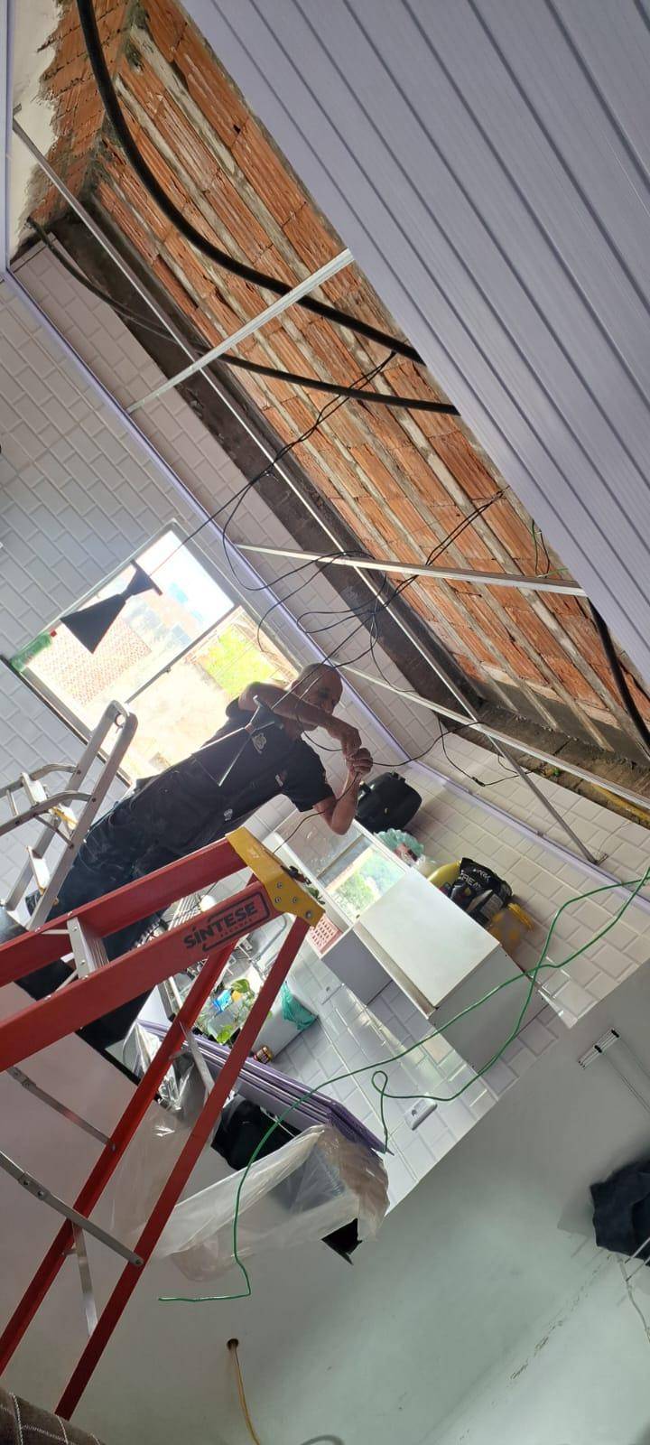 Equipe própria em instalação comercial